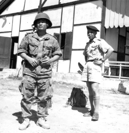  Deux Officier Laotiens Au premier plan en tenue de saut camouflée française modèle 1947 modifiée 52 le Commandant William LOURIDH 