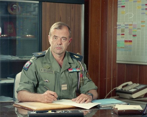  Le Lieutenant Colonel Patrice de LOUSTAL sacrifie à la tradition des portraits officiels 