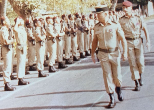  Le DLEM est cantonné à DZAOUDZI d'ou il contrôle l' aéroport de PAMANDZI. Le Commandant REPELIN passant les troupes en revue est le frère du Lieutenant qui commandait les Mortiers de la CA du 1 °RCP au début des années 70 à IDRON. 