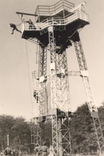 Le 5 mai 1966 la Section de Alain SOLER passe à la tour .Ils sont brevetés depuis 3 mois ,donc la tour ne servait pas seulement à la préparation au Brevet .Alain SOLER se souvient même du contraire , cette Tour servait après le Brevet à entretenir la détermination des Parachutistes .