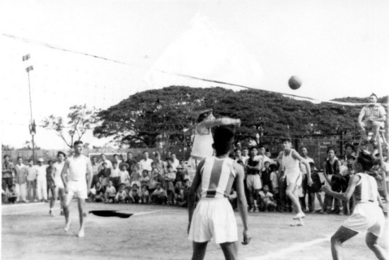 Le volley ball devait être le sport favorit de Roger PHILIPPON car on tretrouve des photos de volley lors de toutes les périodes de sa vie militaire