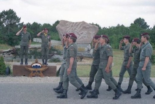 Sur l' estrade traditionnelle du 1° RCP les Commandants des Troupes