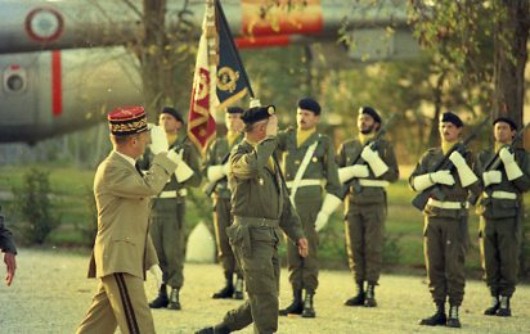  Le  Colonel (r) Y.DEL PERUGIA est invité à passer une dernière fois son régiment en revue