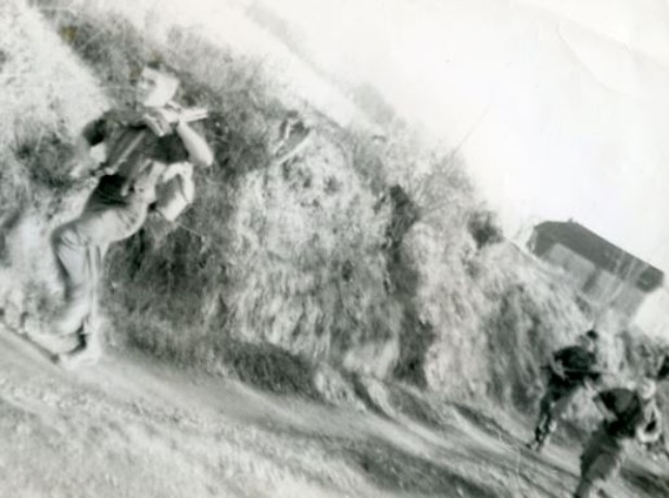 Le Sergent Gérard DULION -AA 52 sur l' épaule - enlève son groupe de NOIR 1 au pas de charge . Au second plan le Caporal René FERRON 