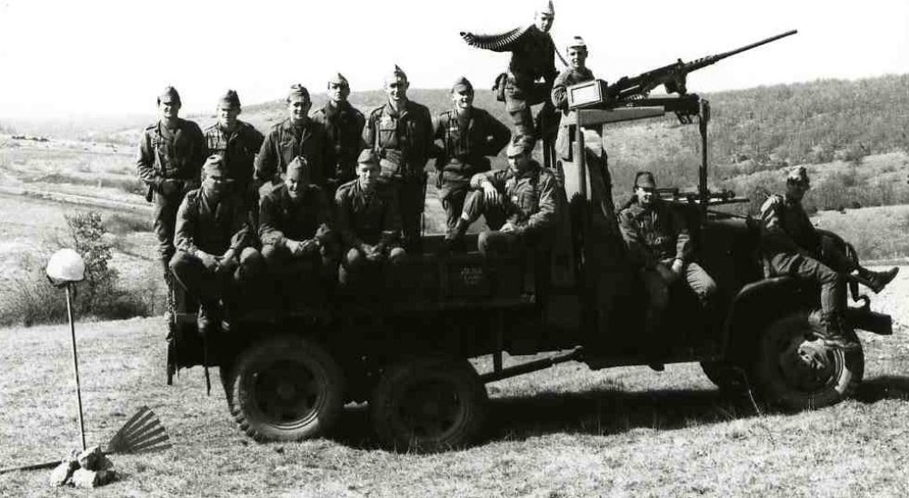 Sur un GMC les cadres de la 3° Compagnie  lors d'une campagne de tir au Camp de CAYLUS 