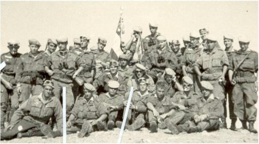 Le Drapeau du régiment au sommet du Vignemale.  Au milieu du cliché, avec lunettes de soleil, JL Restori. vers la gauche mains à la taille avec les jumelles en bandoulières, Maucotel . à l'extrême gauche debout, Leduc.